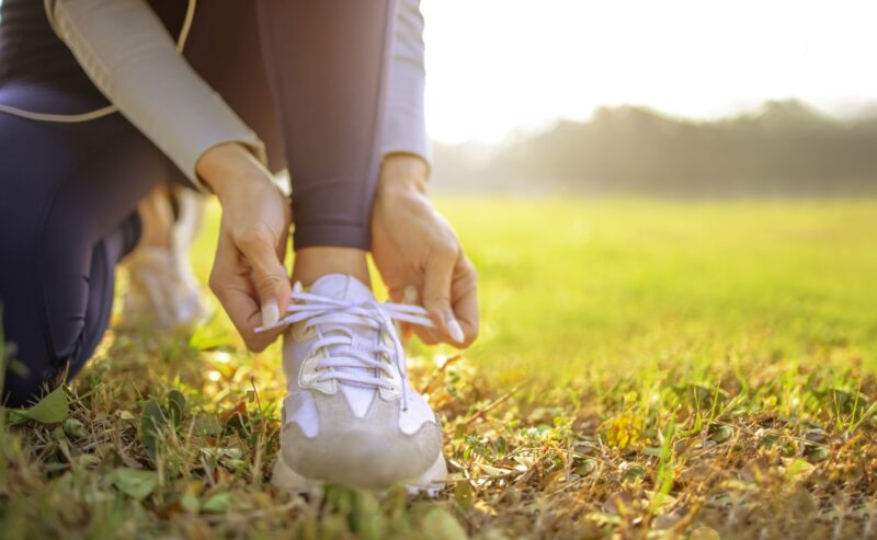 Sportschuhe schnüren zugeschnitten